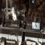Vue aérienne d'une centrale nucléaire endommagée d'où s'échappe de la fumée