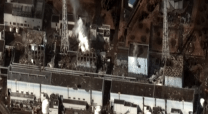 Vue aérienne d'une centrale nucléaire endommagée d'où s'échappe de la fumée